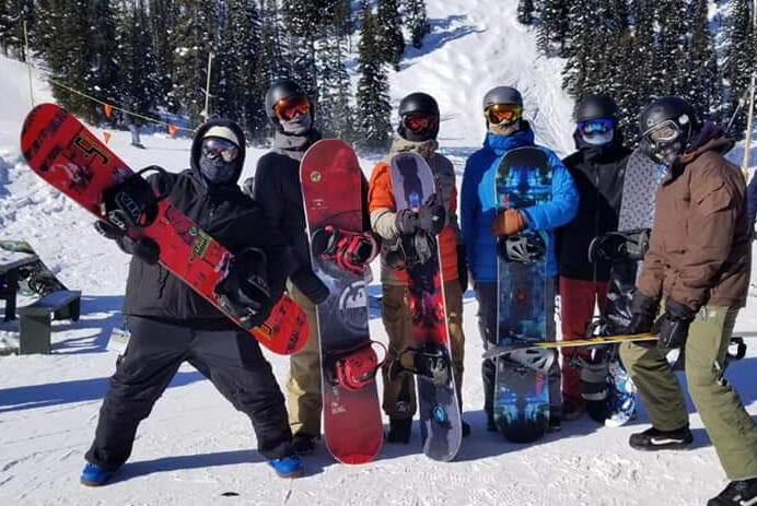 Men's large bindings bought spring 2025, barely used.