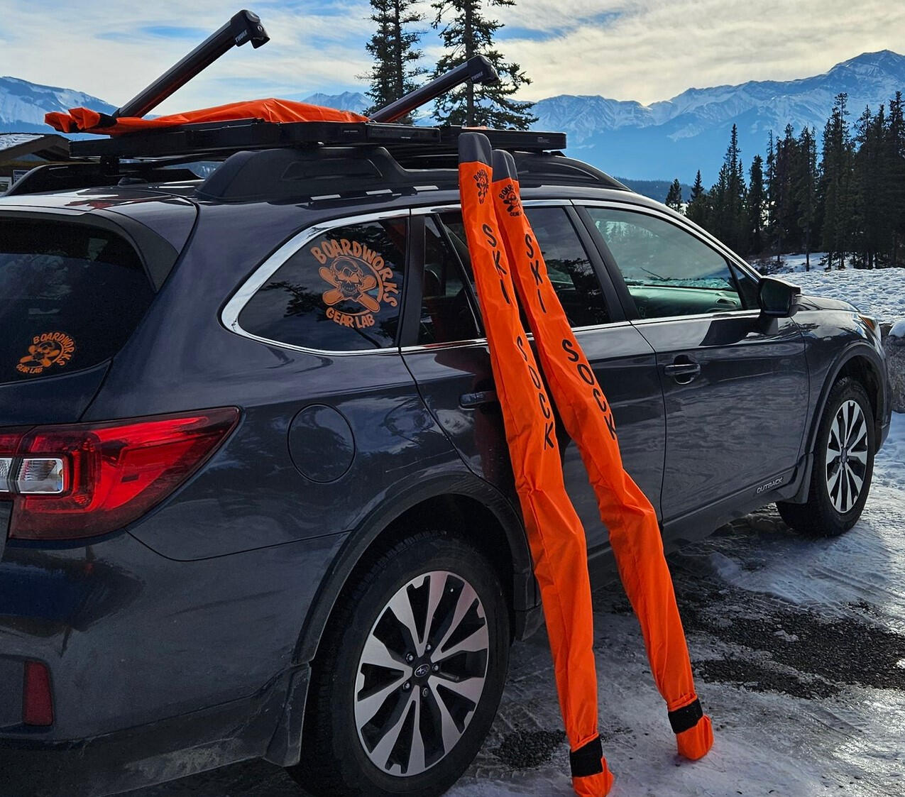 Men's large bindings bought spring 2025, barely used.