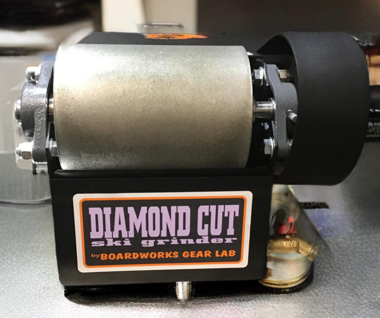 Men's large bindings bought spring 2025, barely used.